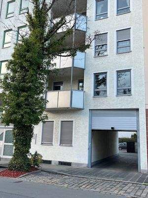 Ansicht Einfahrt mit elektrischen Rolltor 