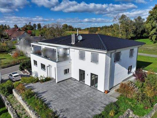 Süd-Ost-Ansicht Gesamthaus mit großer Terrasse und Gartenanteil der Wohnung