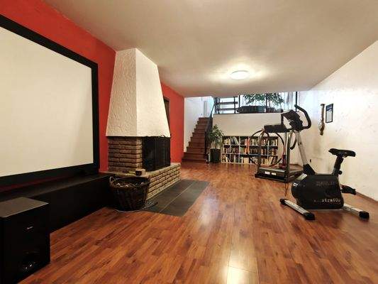 Zimmer im KG mit Kamin