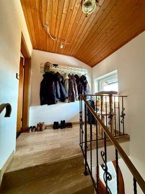 Treppenaufgang mit Garderobe EG