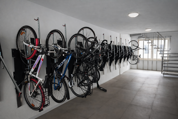 Eingang mit Fahrradständern