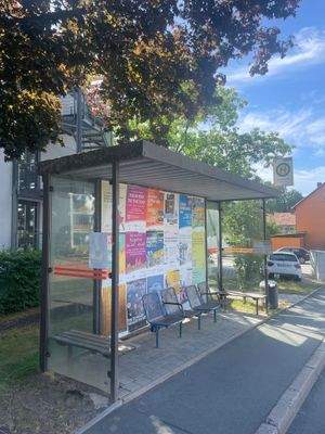 FH552_Bushaltestelle_vorm_Haus