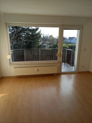 Wohnzimmer mit Balkon und Grün-Blick