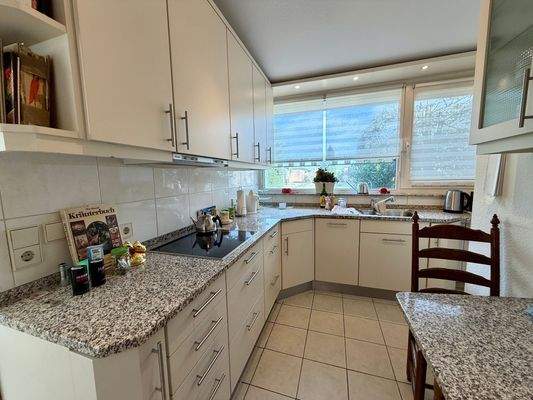 Küche mit Fenster zur Straße