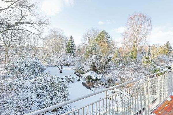 Blick von der Dachterrasse in den Garten des Anwesens