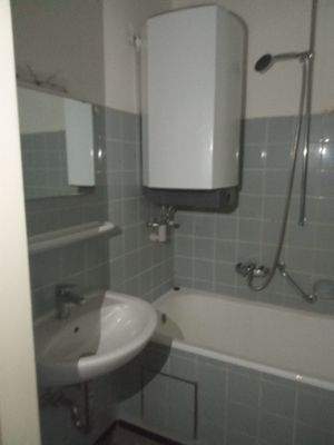 Kleines Badezimmer mit Wanne