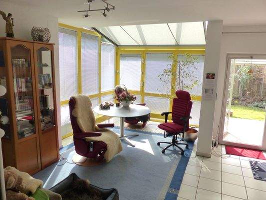 Großzügiges und gut belichtetes Wohnzimmer mit Wintergarten