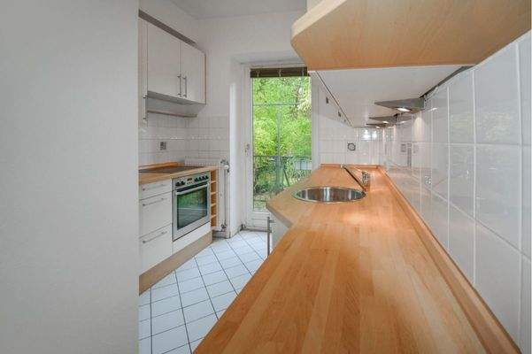 zeitlose Küche mit Zugang zum Garten