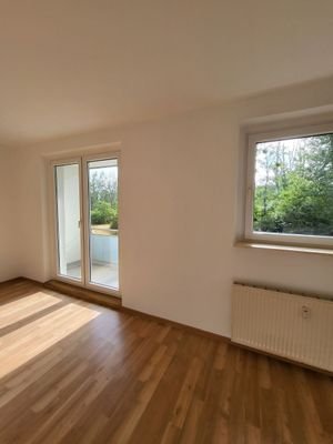 Wohnzimmer mit Balkon