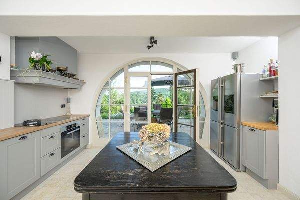 Küche im Gartengeschoß mit Terrassenzugang