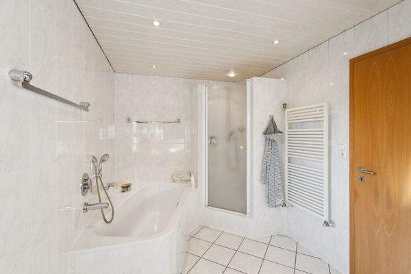 Dachgeschoss  Vollbad Bild 2