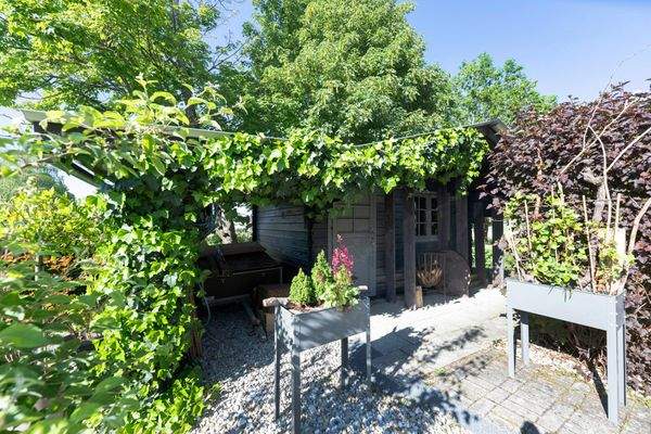 Stimmungsvollem Ausblick auf das eigene Gartenhaus