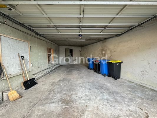 EG Garage rechts vom Wohnhaus