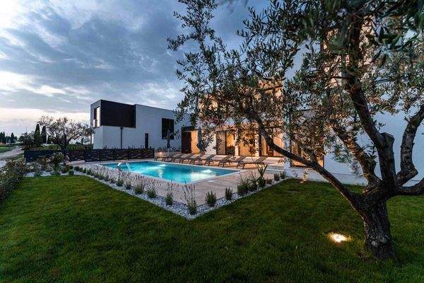 Außenansicht-Nacht-.