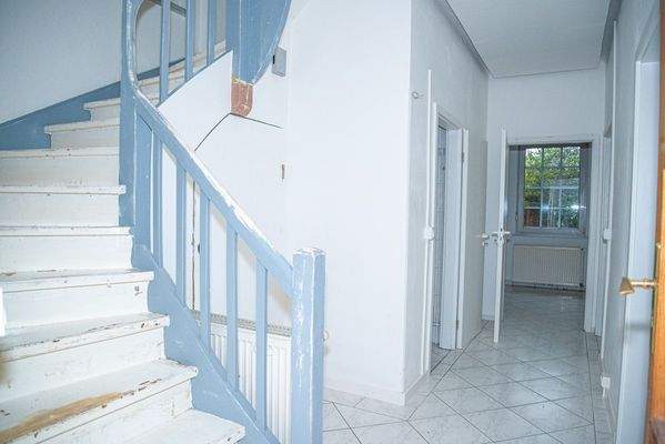 EG  Flur und Treppe zum DG