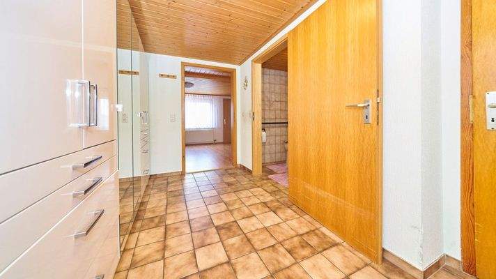 Haus1_OG Umkleide mit Bad und Terrassenzugang