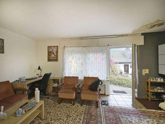 Einliegerwohnung: Wohnzimmer mit Terrassenzugang