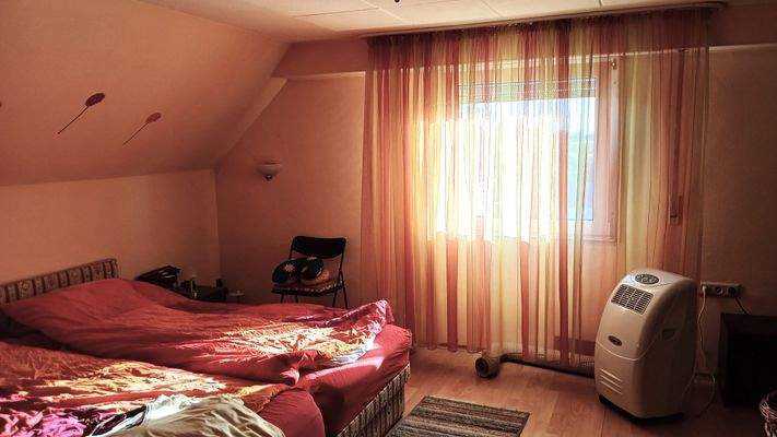 Schlafzimmer (Obergeschoss).jpg