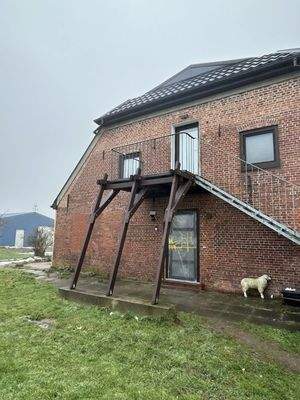 Giebelseite mit separatem Wohnungseingang