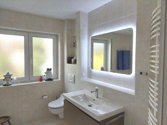 modernes Tageslichtbadezimmer