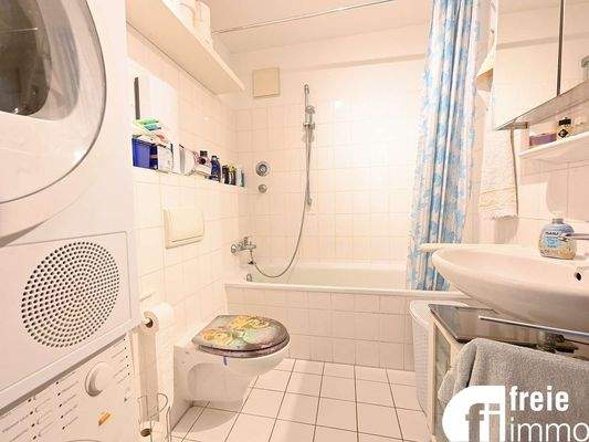 Bad mit Wanne und WM-Anschluss