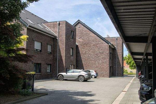 Zufahrt Wohnungen / Carports 