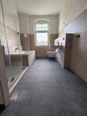 Tageslichtbad mit Wanne und Dusche