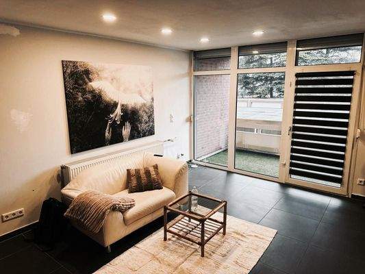 Helles Wohnzimmer mit Sofa