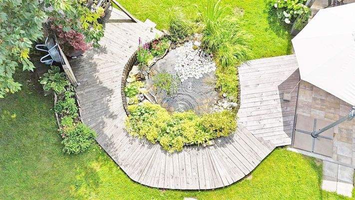 Gartenteich mit Holzterrasse