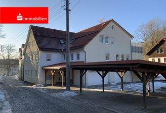 Objektansicht mit Stellplätzen