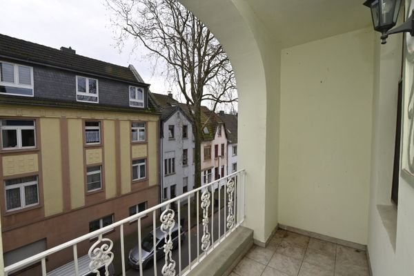 geräumiger überdachter Balkon