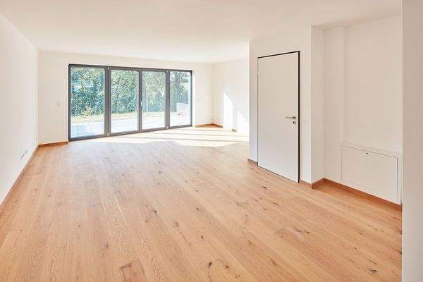 Wohnzimmer mit Zugang zur Terrasse