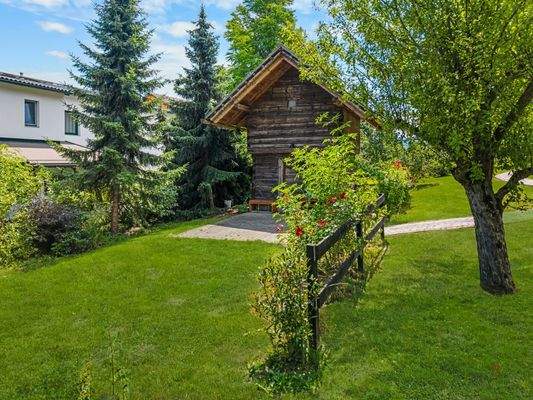 Eigener Gartenbereich mit Troadkasten