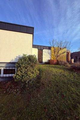 Grundstück - Blick auf die Garage mit Hintereingang