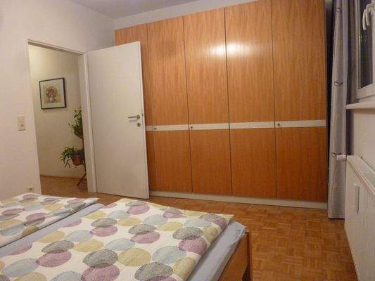 Schlafzimmer mit großem Schrank