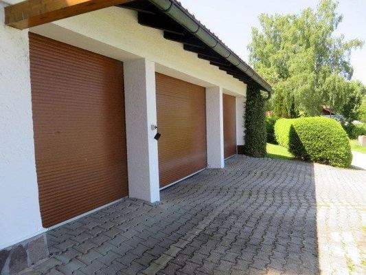 Nebengebäude mit Garagen