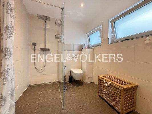 Tageslichtbad mit Dusche im UG