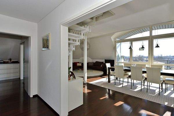 Blick in den Wohn-/Essbereich und in die Küche