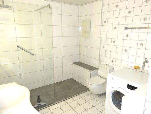 Bad mit Dusche im Erdgeschoss