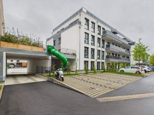 Außenansicht mit Blick auf den Spielplatz