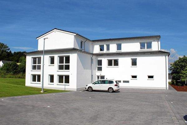 Ansicht und Parkplätze