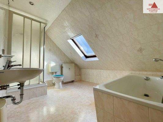 Bad mit Dusche und Badewanne