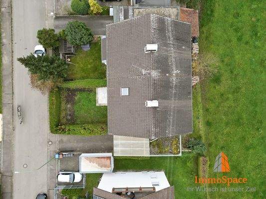 Blick von oben auf das Haus und das Grundstück