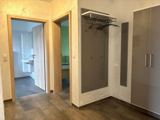 großzügiger Flur mit Garderobe