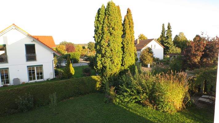 Blick Südosten und rechts auf die Pergola