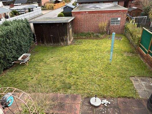 Ausblick in den Garten vom Balkon