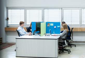 Schreibtischplatz mit Besprechungsraum