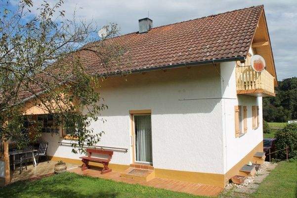 Süd-West-Ansicht. Die Sonne lockt zum Verweilen an der frischen Luft.