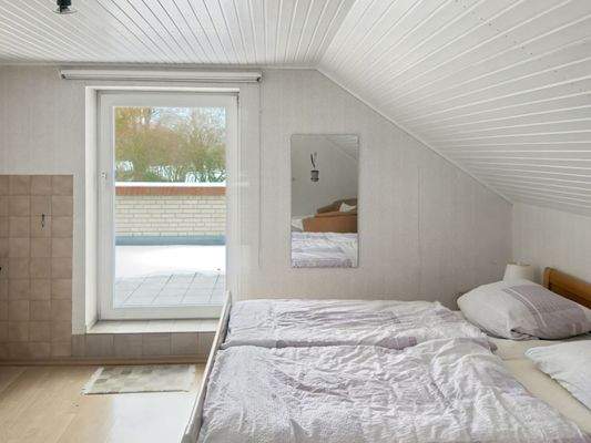 Zimmer 1 im Obergeschoss mit Zugang zur Dachterrasse