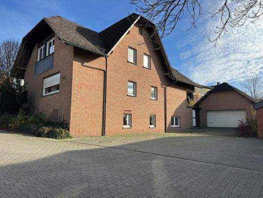 Hausansicht mit Garage